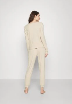 Anna Field Pyjama - Off-White 10 Anna Field Pyjama - Off-White -Anna Field Verkoop c645c44a970a4bc1810f0b9f8efa1e58