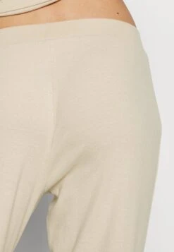 Anna Field Pyjama - Off-White 14 Anna Field Pyjama - Off-White -Anna Field Verkoop d12046b5d132415aa9645e8d17980ce0